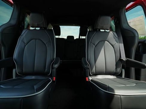 New 2026 Chrysler Pacifica Limited FWD image 32