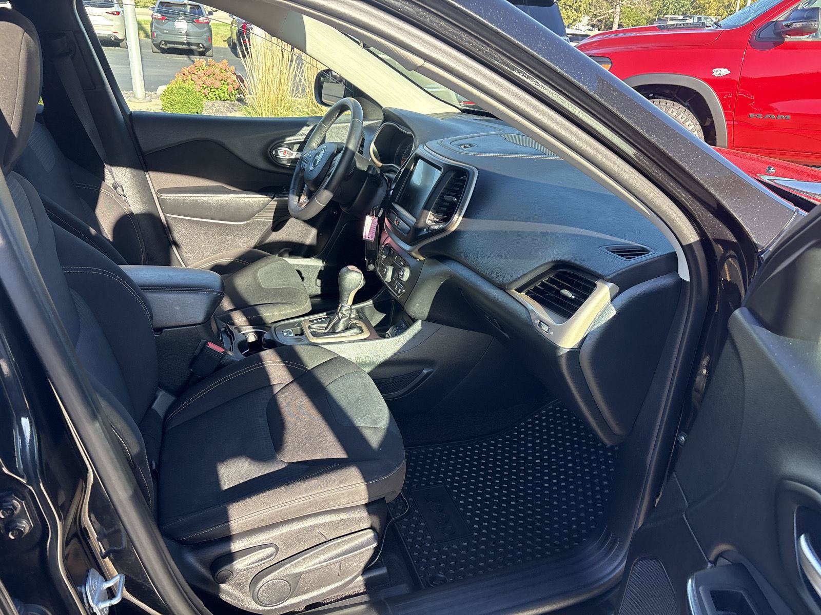 Used 2016 Jeep Cherokee Latitude FWD image 13