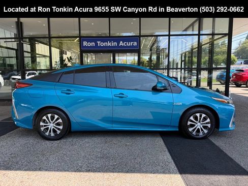 Used 2018 Toyota Prius Prime Advanced w/ Carpet Mat Package FWD image 8