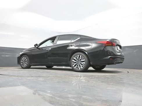 Used 2025 Nissan Altima 2.5 SV FWD image 44