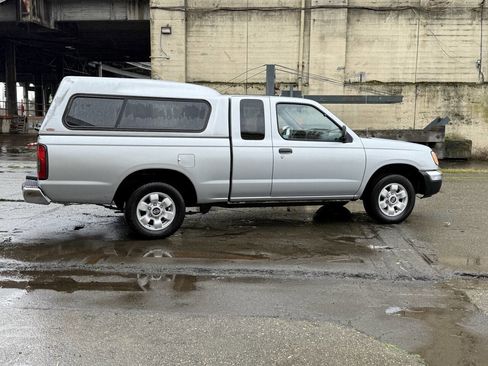 Used 2000 Nissan Frontier XE image 9