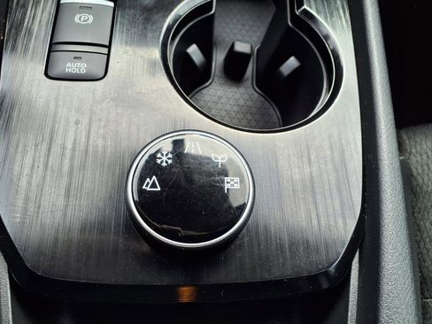 Used 2024 Nissan Rogue SV image 9