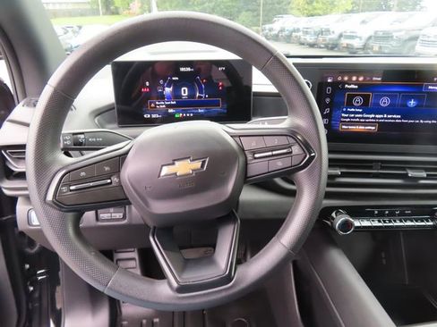 Used 2025 Chevrolet Silverado EV W/T AWD/4WD image 17