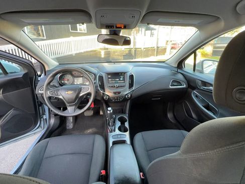 Used 2017 Chevrolet Cruze LT image 25