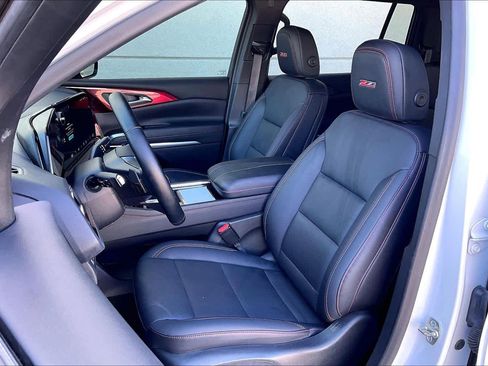 Used 2025 Chevrolet Traverse Z71 image 8