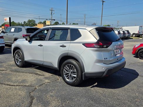 Used 2024 Nissan Rogue S FWD image 9