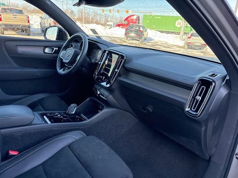 Used 2022 Volvo XC40 T5 R-Design w/ Climate Package image 36