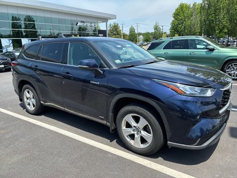 Used 2020 Toyota Highlander LE AWD/4WD image 3