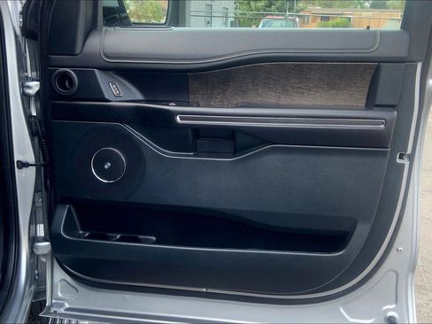 Used 2020 Ford Expedition Limited image 24