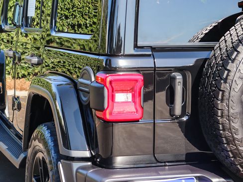Used 2022 Jeep Wrangler Unlimited Sahara AWD/4WD image 8