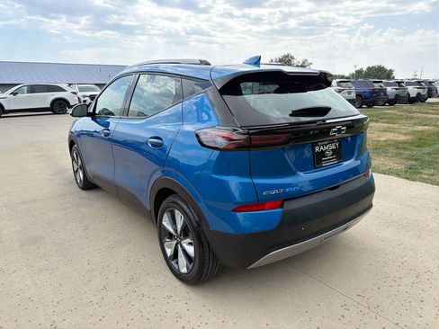 Used 2023 Chevrolet Bolt EUV LT w/ Convenience Package FWD image 4