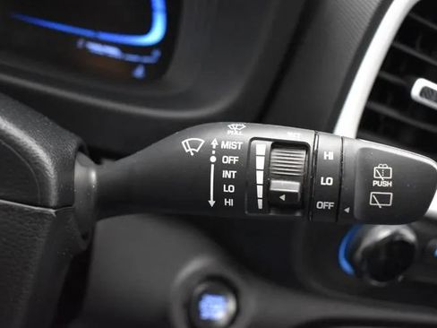 Used 2025 Hyundai Venue Limited FWD image 26