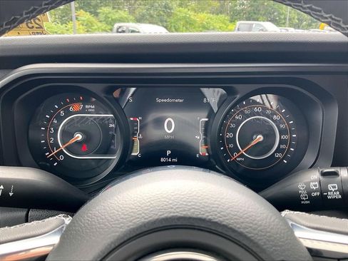 Used 2025 Jeep Wrangler Unlimited Sahara AWD/4WD image 23