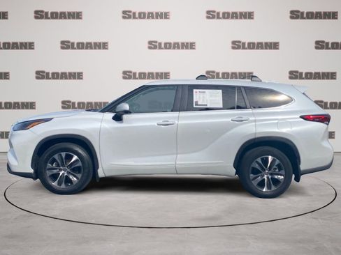 Used 2023 Toyota Highlander XLE AWD/4WD image 2