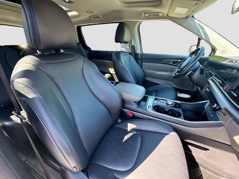 Certified 2025 Kia Carnival SX FWD image 32