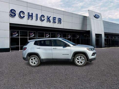 Used 2024 Jeep Compass Latitude AWD/4WD image 4