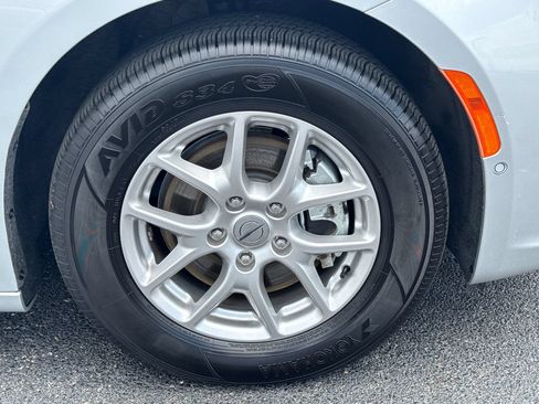 Used 2024 Chrysler Pacifica Touring-L w/ Uconnect Theater Family Group FWD image 9