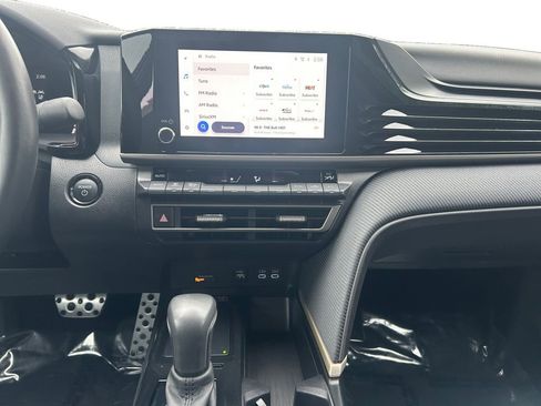 Used 2025 Toyota Camry SE image 12