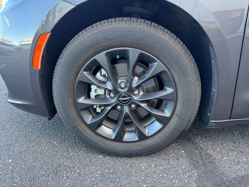 Used 2021 Chrysler Pacifica Touring w/ S Appearance Package image 26