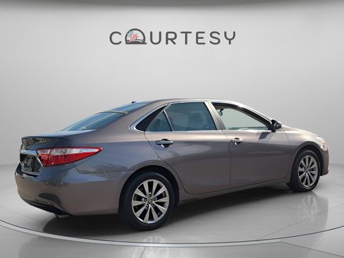 Used 2017 Toyota Camry XLE image 5