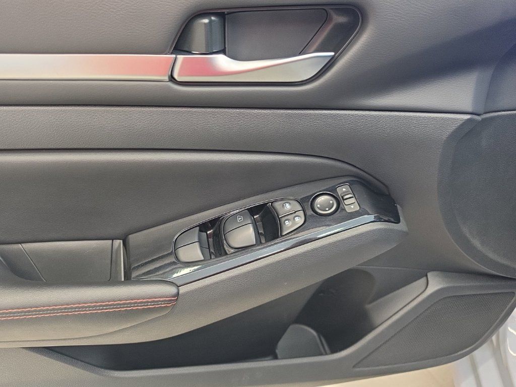 Used 2024 Nissan Altima 2.5 SR FWD image 34