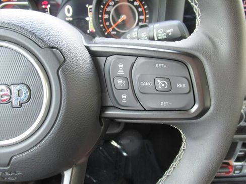Certified 2025 Jeep Wrangler Unlimited Rubicon w/ Convenience Group AWD/4WD image 22