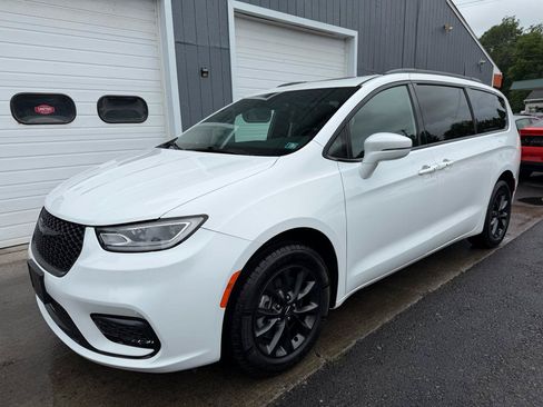 Used 2021 Chrysler Pacifica Limited w/ S Appearance Package AWD/4WD image 1