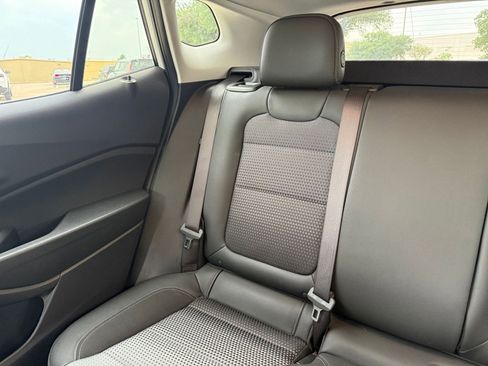 Used 2025 Chevrolet Trax LT w/ LT Convenience Package FWD image 40