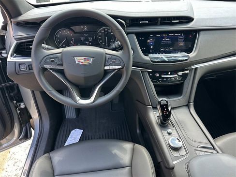 New 2025 Cadillac XT6 Luxury image 18