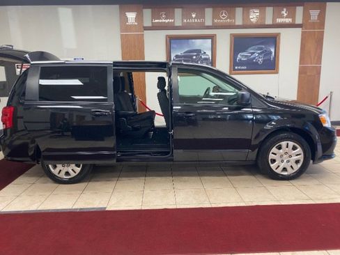Used 2018 Dodge Grand Caravan SE image 9
