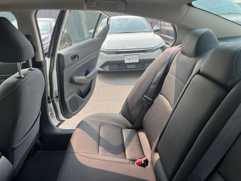 Used 2025 Nissan Altima 2.5 SV FWD image 39