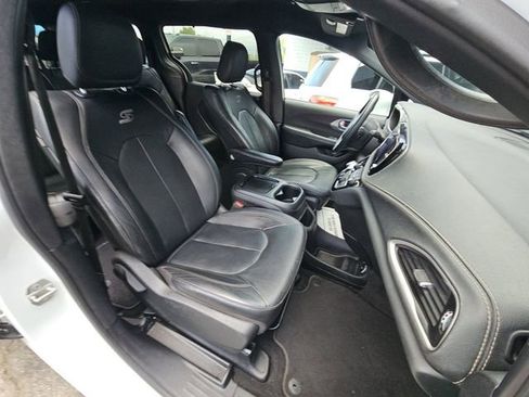Used 2021 Chrysler Pacifica Touring-L w/ S Appearance Package image 6