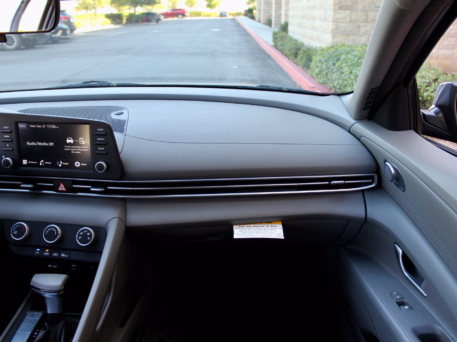Used 2025 Hyundai Elantra SE FWD image 24