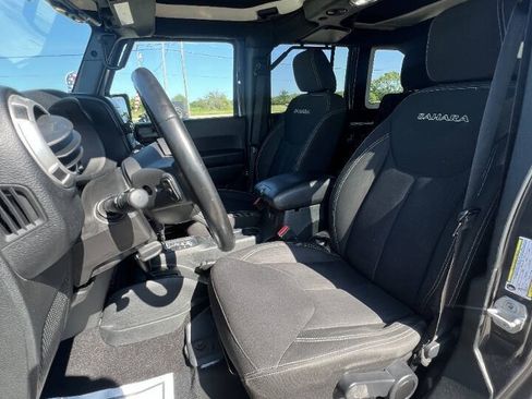 Used 2018 Jeep Wrangler Unlimited Sahara w/ Connectivity Group AWD/4WD image 10