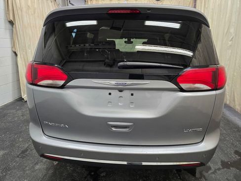 Used 2020 Chrysler Pacifica Limited image 8