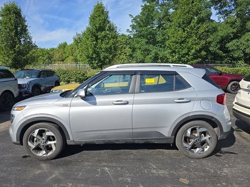 Used 2022 Hyundai Venue SEL FWD image 4