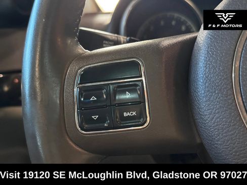 Used 2011 Jeep Grand Cherokee Laredo AWD/4WD image 12