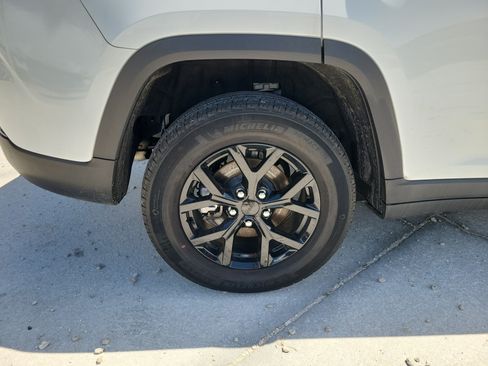 Used 2024 Jeep Grand Cherokee Altitude RWD image 7