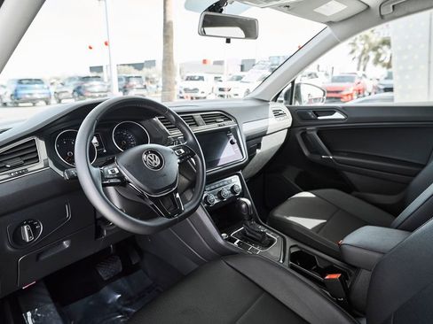 Used 2020 Volkswagen Tiguan SE FWD image 2