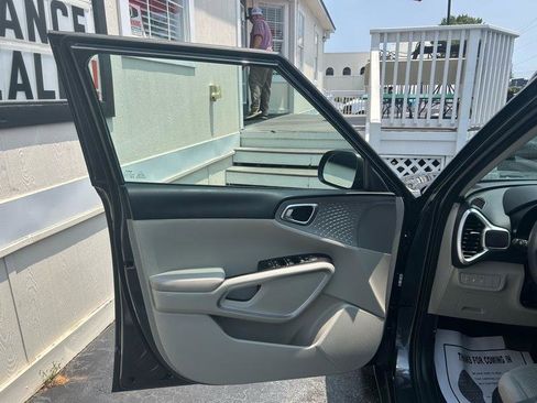 Used 2025 Kia Soul LX w/ LX Technology Package FWD image 8