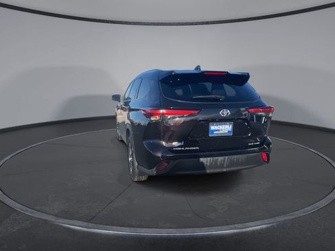 Used 2021 Toyota Highlander XLE image 7