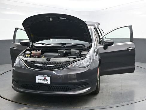 Used 2023 Chrysler Voyager LX image 40