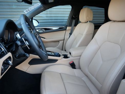 Used 2025 Porsche Macan image 5