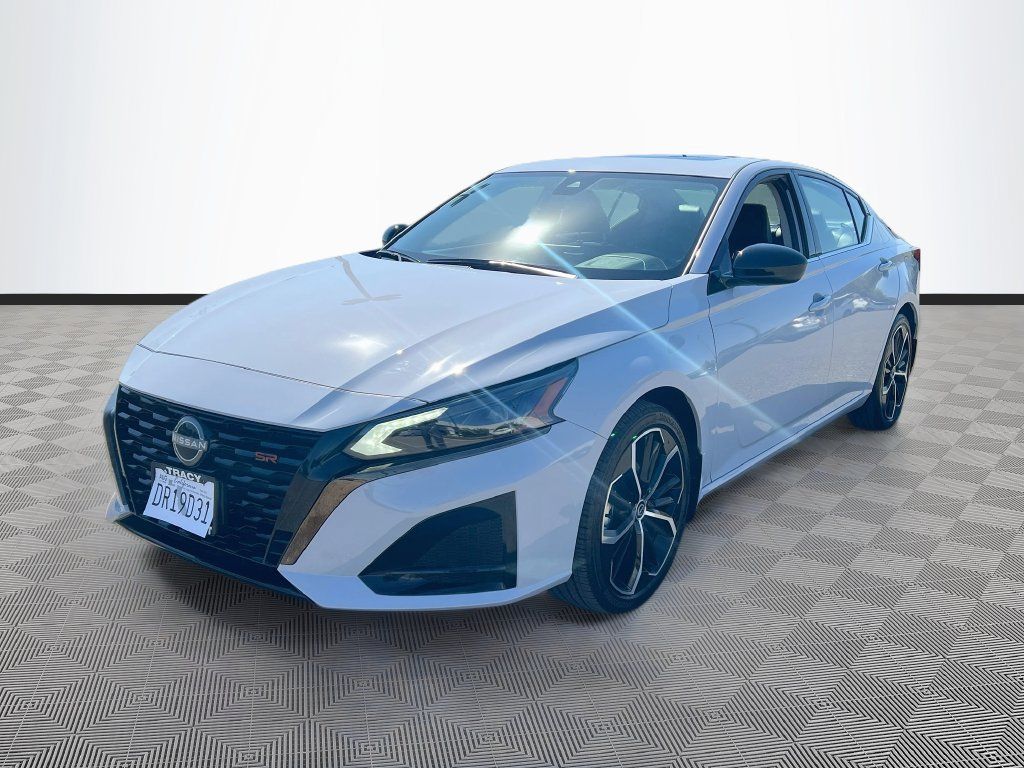 Used 2025 Nissan Altima 2.5 SR w/ SR Premium Package FWD image 3