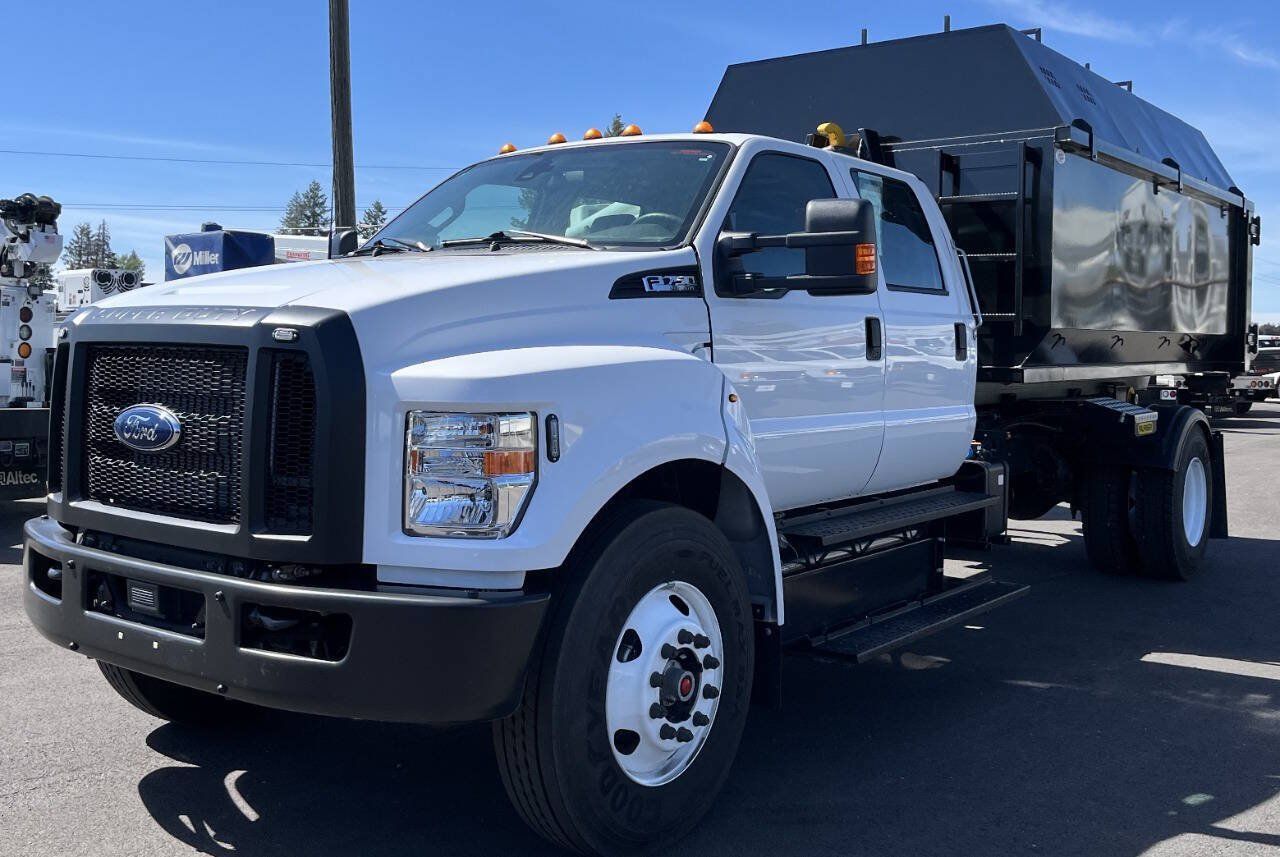 Used 2023 Ford F750 2WD Crew Cab Super Duty image 1