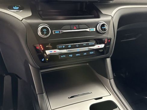 Used 2020 Ford Explorer XLT w/ Comfort Package image 10