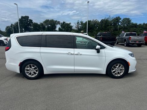 Used 2023 Chrysler Pacifica Touring-L FWD image 5