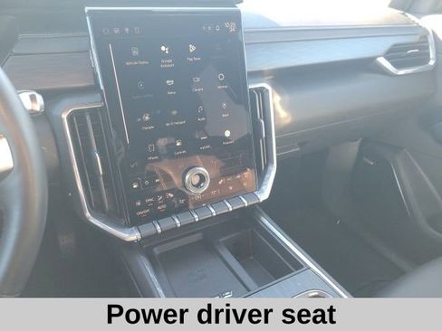 Used 2024 GMC Acadia Elevation image 8