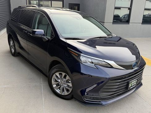 Used 2024 Toyota Sienna LE AWD/4WD image 6