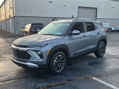 Used 2024 Chevrolet TrailBlazer LT image 2